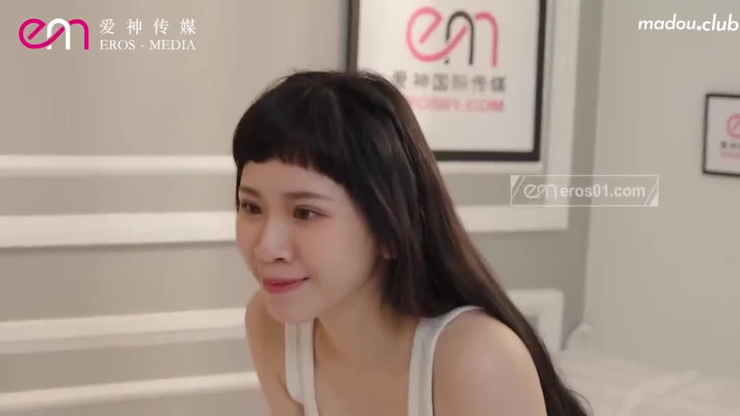 EMX036 清纯学生妹的破处裸讯 色气满溢小姐姐嫩穴渴望猛烈抽插