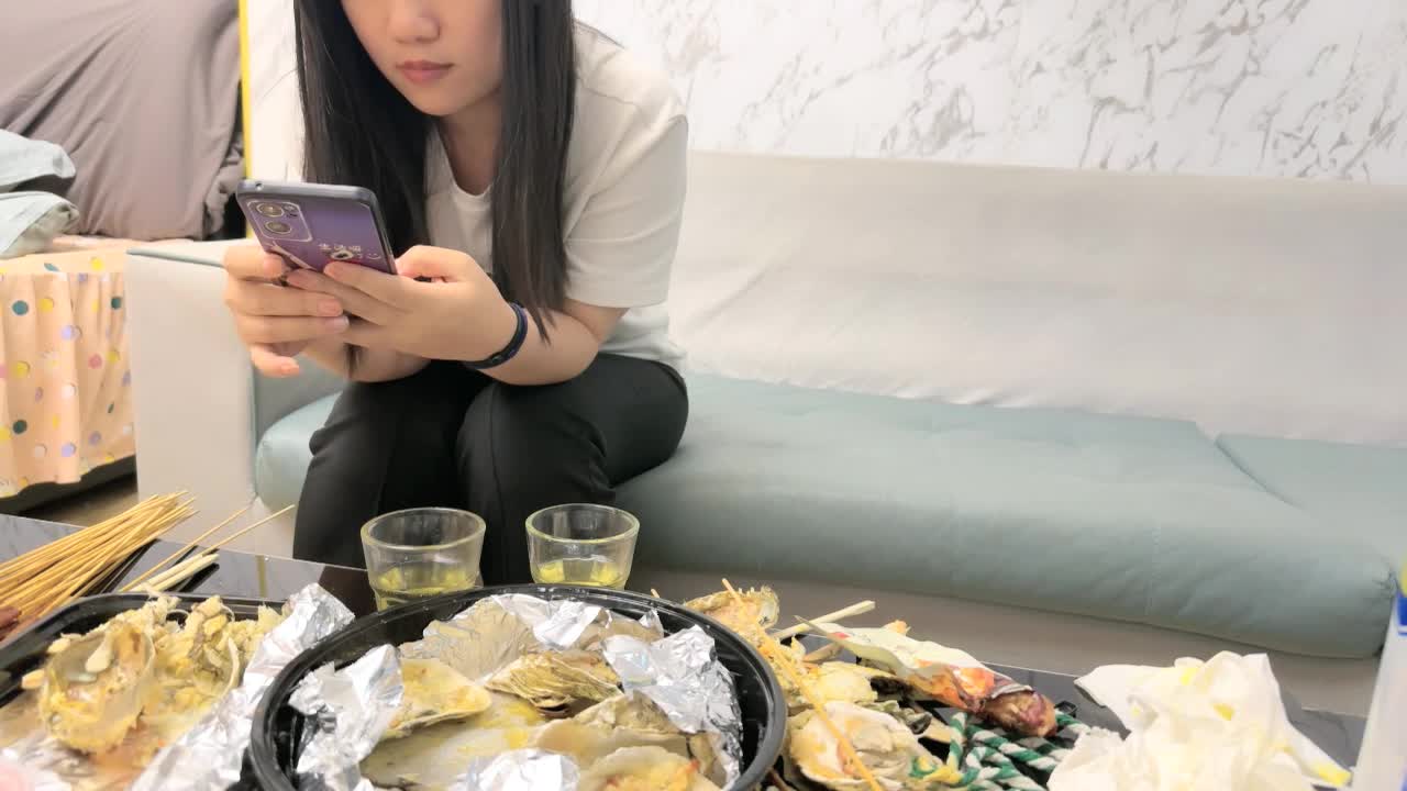 專約良家騷貨，吃飽喝足操逼，扒掉內褲舔騷逼，各種姿勢輪番輸出