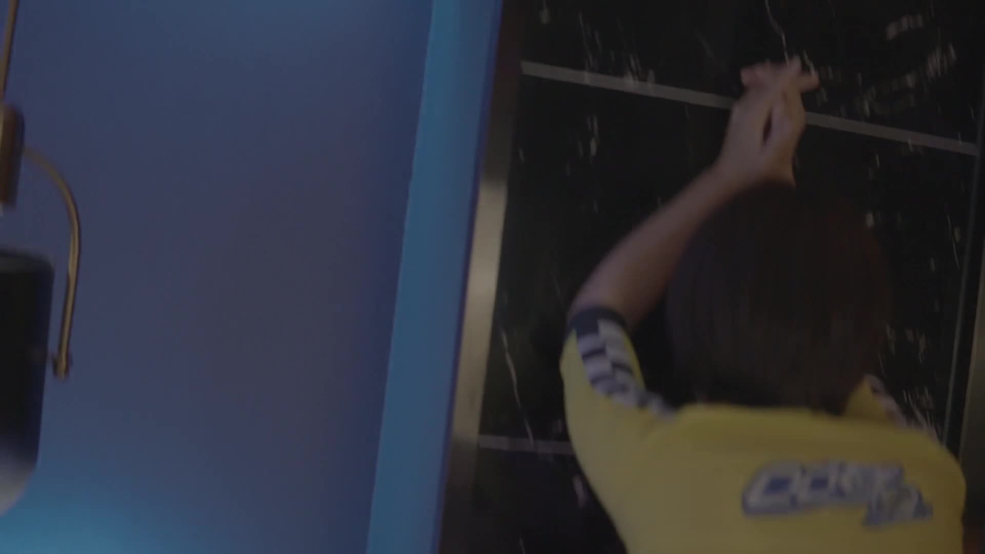 网红賽車女郎休戰期間不休班，冰箱裡的假雞巴哪有真雞巴操的雙「粉紅兔TW」