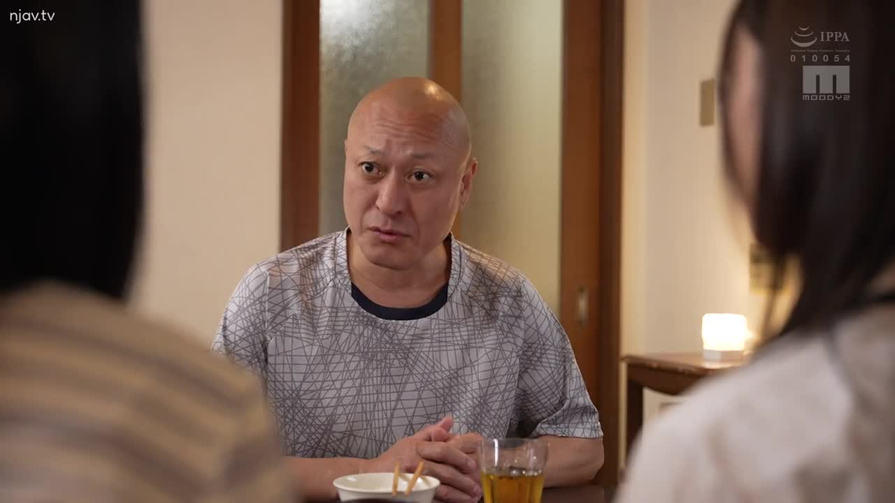 MIDV-486 在我妻子不在的三天里，我花了两年时间与我越来越喜欢的继子 J-kei 发生性关系，并为我的馀生存钱。白兔四个季节 - 白都四季