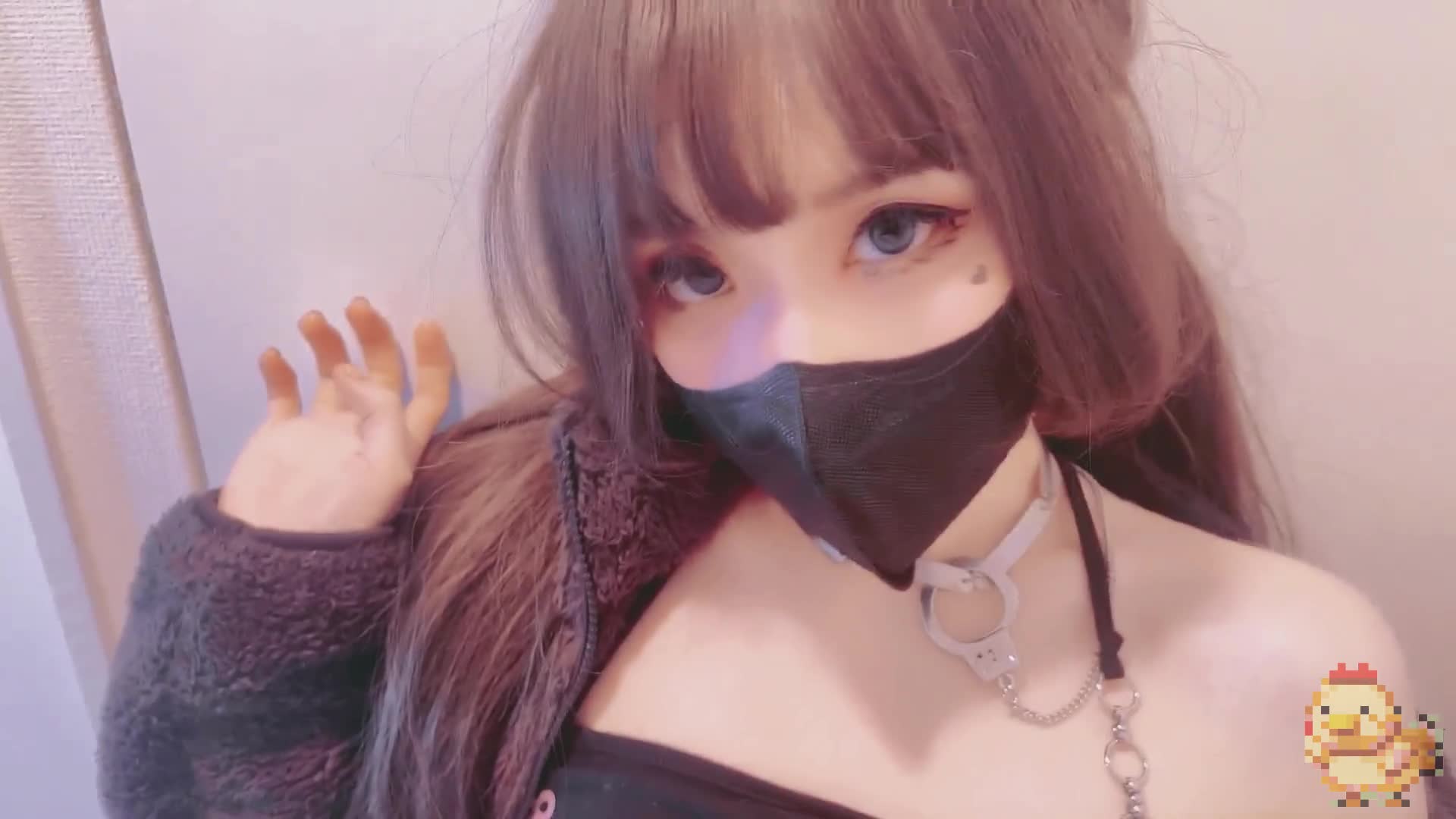 (下集)反差学妹半夜来到我家，在她臃肿的睡衣下穿着黑色的丝绸吊带