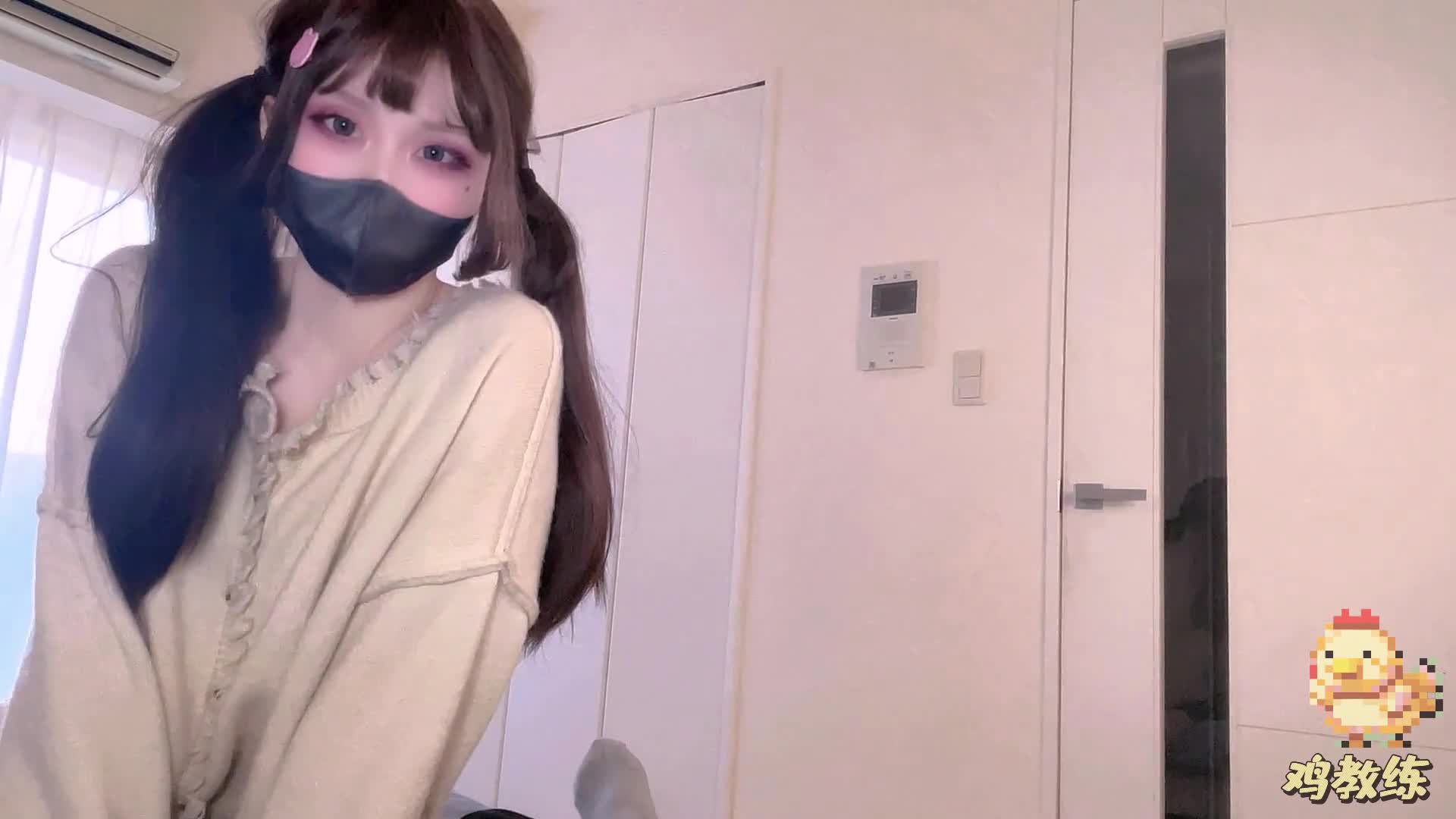俏皮女友的猫爪白丝足交勾引，如愿以偿被爆操