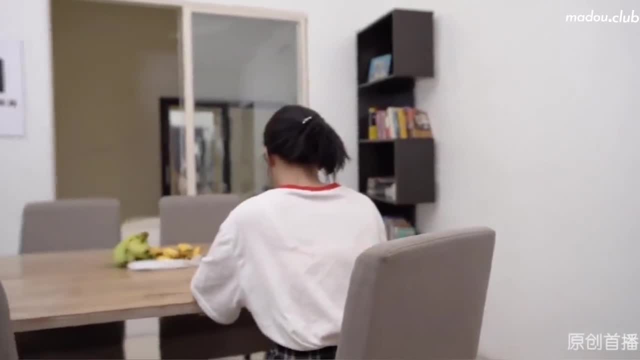 MD0044 兄妹蕉谈 芭蕉香蕉分不清 哥哥手把手教学 近亲荒唐性爱