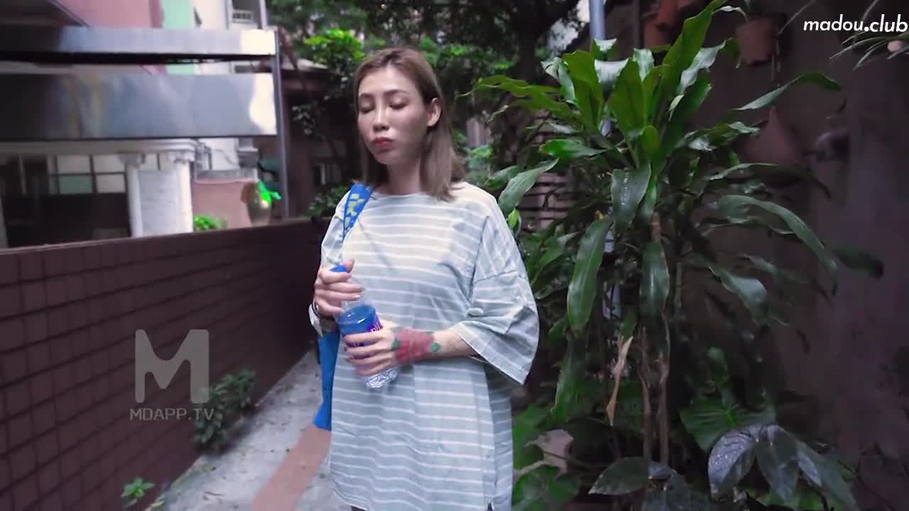 MD0099 强迫灌精女室友 口活店偷打工被发现强行口爆