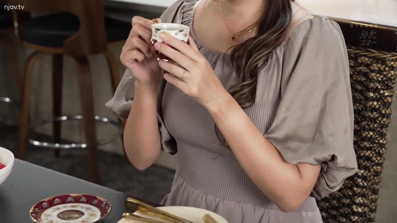 MEYD-861 已婚妇女的塔瓦满美学：在家偷偷向丈夫借钱的妻子开设的高级卖淫服务天海翼