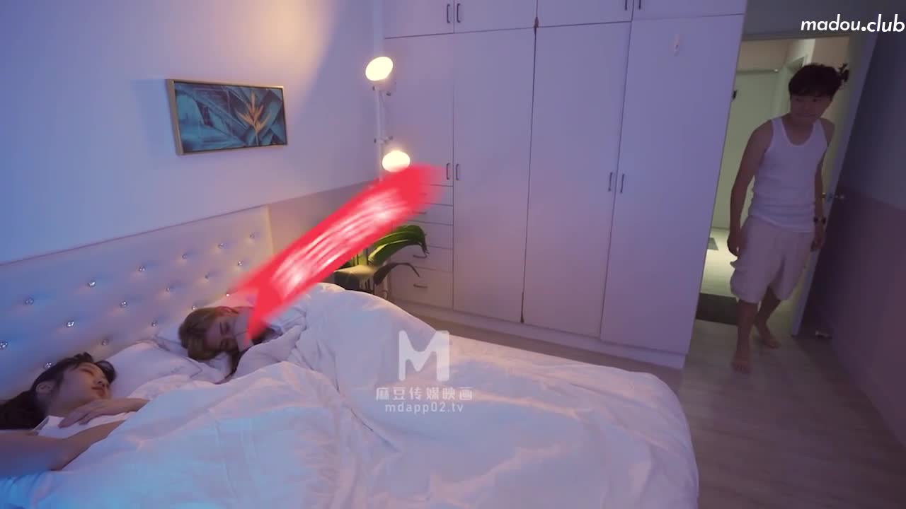 MD0168 姐妹同心齐力吸精 强欲老公双穴轮插