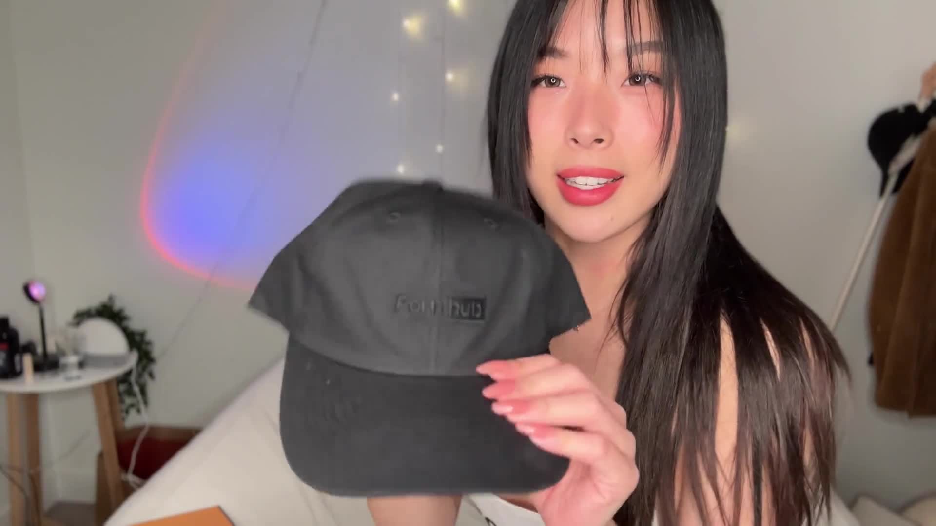韩国-Korean Babe Gets TRIPLE CREAMPIE during 25K Subs Unboxing (AMAF)