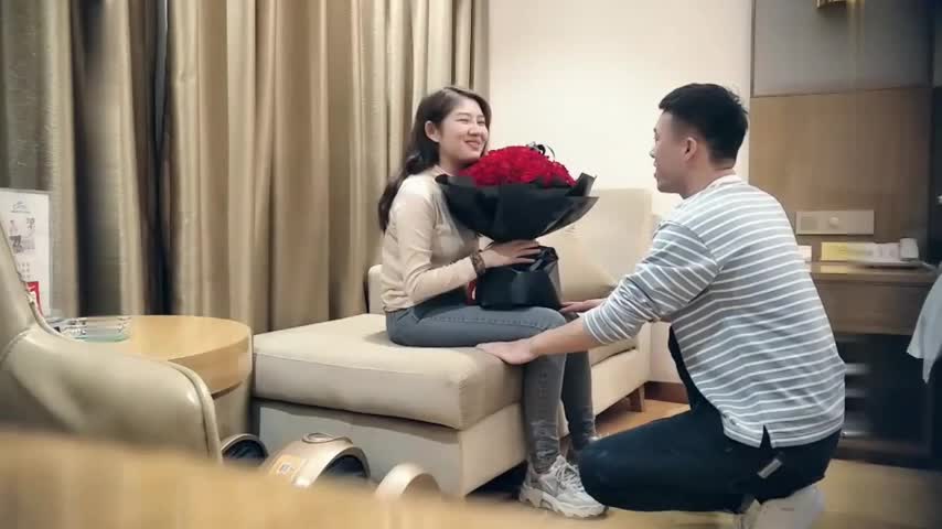 白虎妹鲜花赠佳人极品美胸风骚尤物，现场表白太奇葩了_#探花