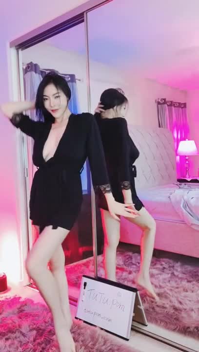 中国主播-Chinese girls dance 中国女主播露点扭腰舞蹈