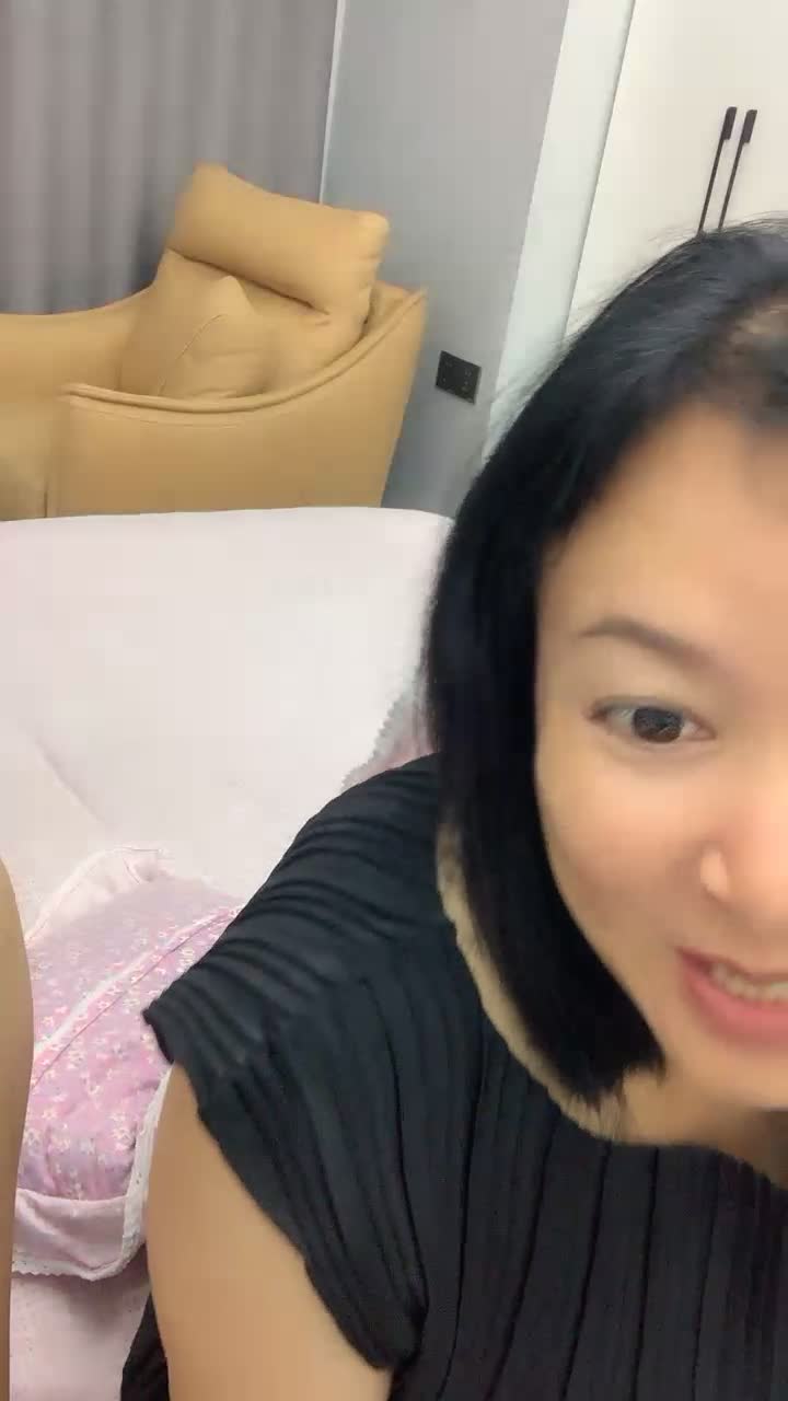 yy8ycom 国内母女直播一起秀，这操作太牛逼了