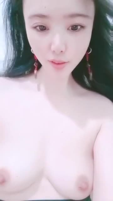 长发飘飘的美少妇，妩媚动人，没想到尺度还不错，第一视角白虎穴掰穴自慰，刺激外阴淫水很多国产网约高端外围
