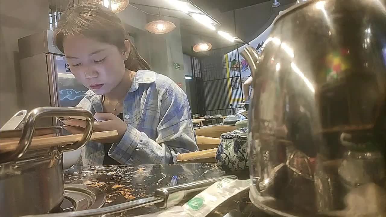 yy8ycom 网聊即约，带去吃火锅得知是珠宝行业良家少妇。到旅馆之后少妇有点抗拒强行啪掉 探花
