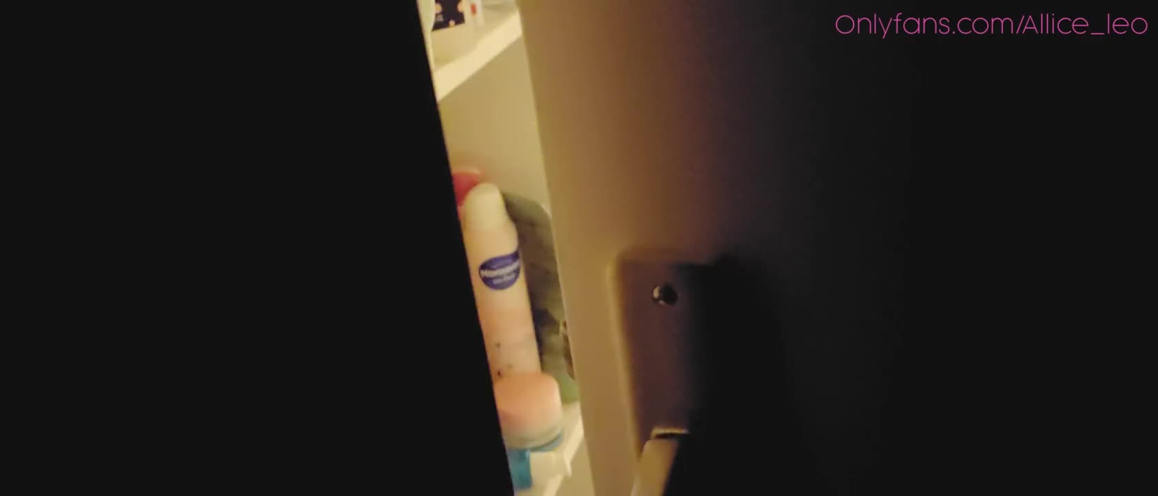 Allice Leo-STEPSISTER MASTUBATES BATHROOM, join her discreetly BIG COCK