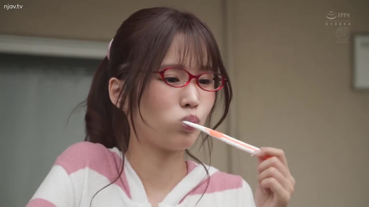 URE-101 累计 150,000 个 DL！ ！原作：Heli wo My Neighbor Ayane 流行同人的忠实真人版，淫秽地描绘了与邻居的诱人身体关系，由麦当娜主演！ ！荒井利马 - 新井リマ