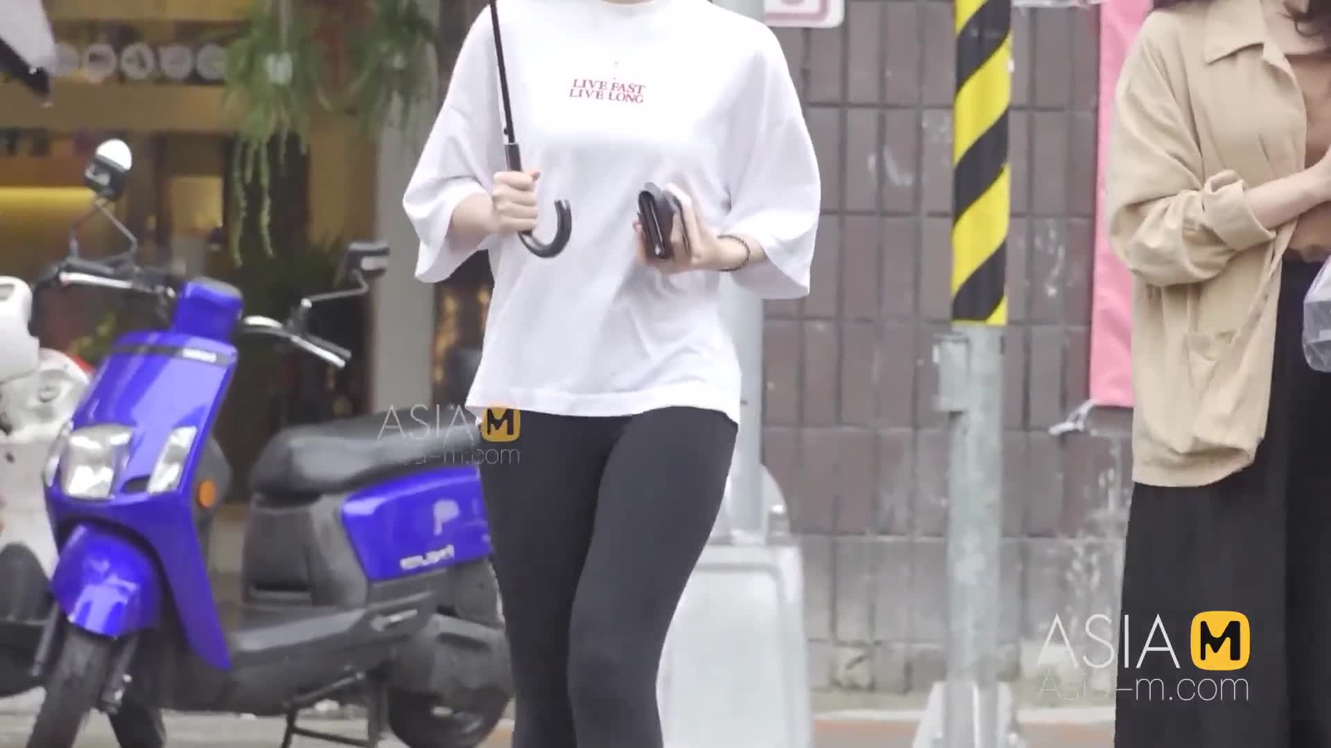 麻豆传媒：街头搭讪可爱的青少年少女，进行初次性爱