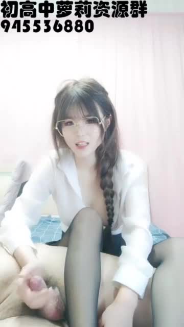 yy8ycom  主播麻花辫白皙美乳眼镜妹子两场3P淫乱，按头插嘴骑乘边操边口交，黑丝高跟鞋抱起来操，猛操大屁股高潮出水
