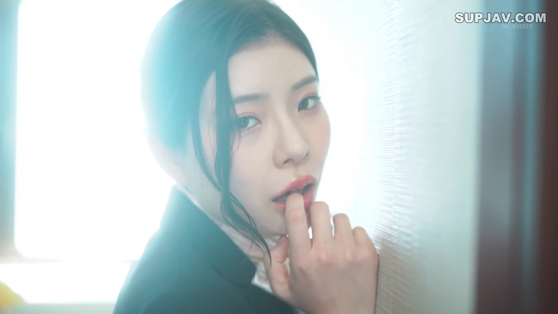 STARS-979 美丽的旅馆老板的秘密爱好是透过低声说脏话来引诱有妻子或情人的顾客。神木丽