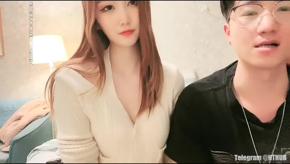 yy8ycom 这女的超级漂亮颜值很高大概有三四层楼高！没用的四眼仔滚开是我的话最少操她3小时吸干她