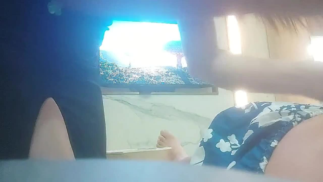 yy8ycom 【搞沐足女技师】大长腿足疗少妇，服务周到骑在身上按摩，撩起裙子摸摸搞搞，拨开内裤用JB磨蹭