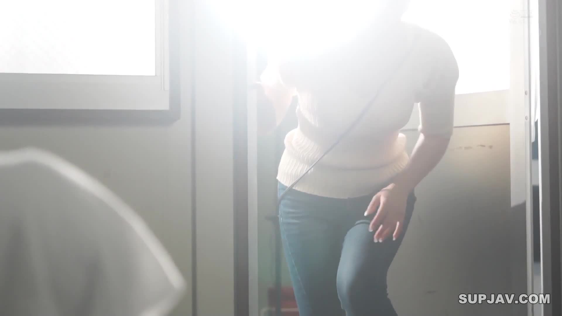 STARS-994 一位开朗开朗的女士主持了一场英雄秀，她的工作包括在更衣室后面被射精，以此作为摆脱性欲的手段。樱花真那 - 纱仓真菜