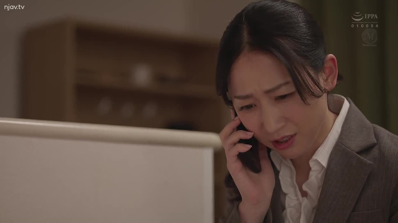 JUQ-417 一位傲慢的女老板成为丈夫的替罪羔羊，处理羞辱投诉。一名已婚妇女被恶毒男子强迫使用固定振动器后多次道歉并达到高潮。可能是水户 - 水户香奈