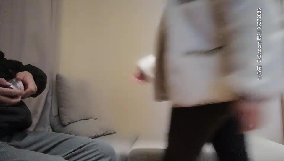 yy8ycom 肉肉身材黑衣萌妹