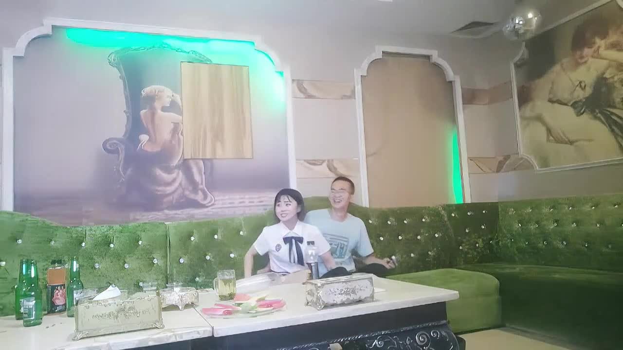 yy8ycom 偷拍KTV厢房里点了2位女孩陪坐，唱着唱着就开始不规矩了