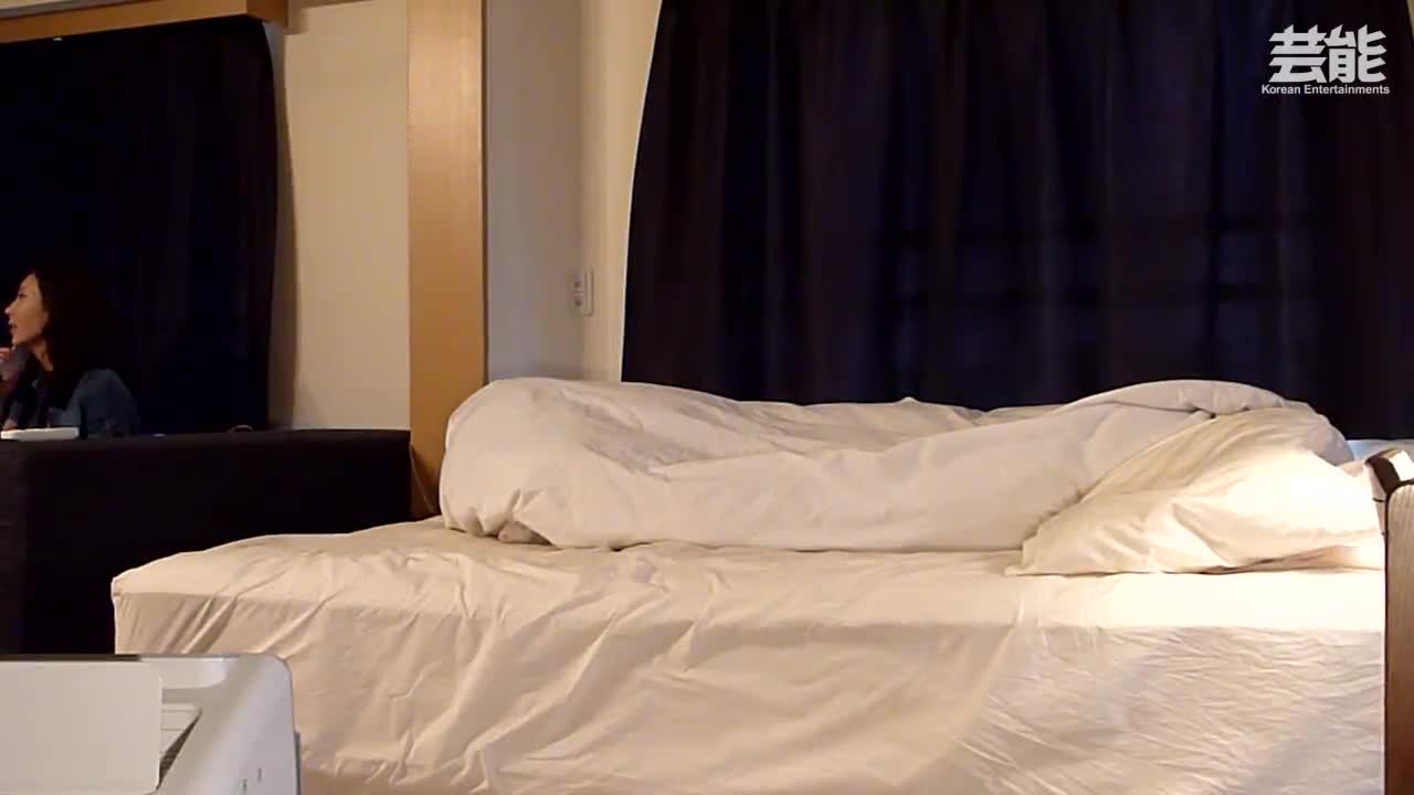 yy8ycom 偷拍演艺圈悲惨事件，气质美女为上位被潜规则流出