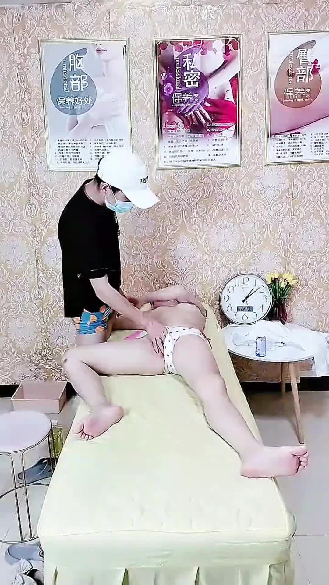 yy8ycom 【姑娘你好骚】按摩店25岁少女全身按摩，爽了直接操客户~全身心的服务！包你满意！