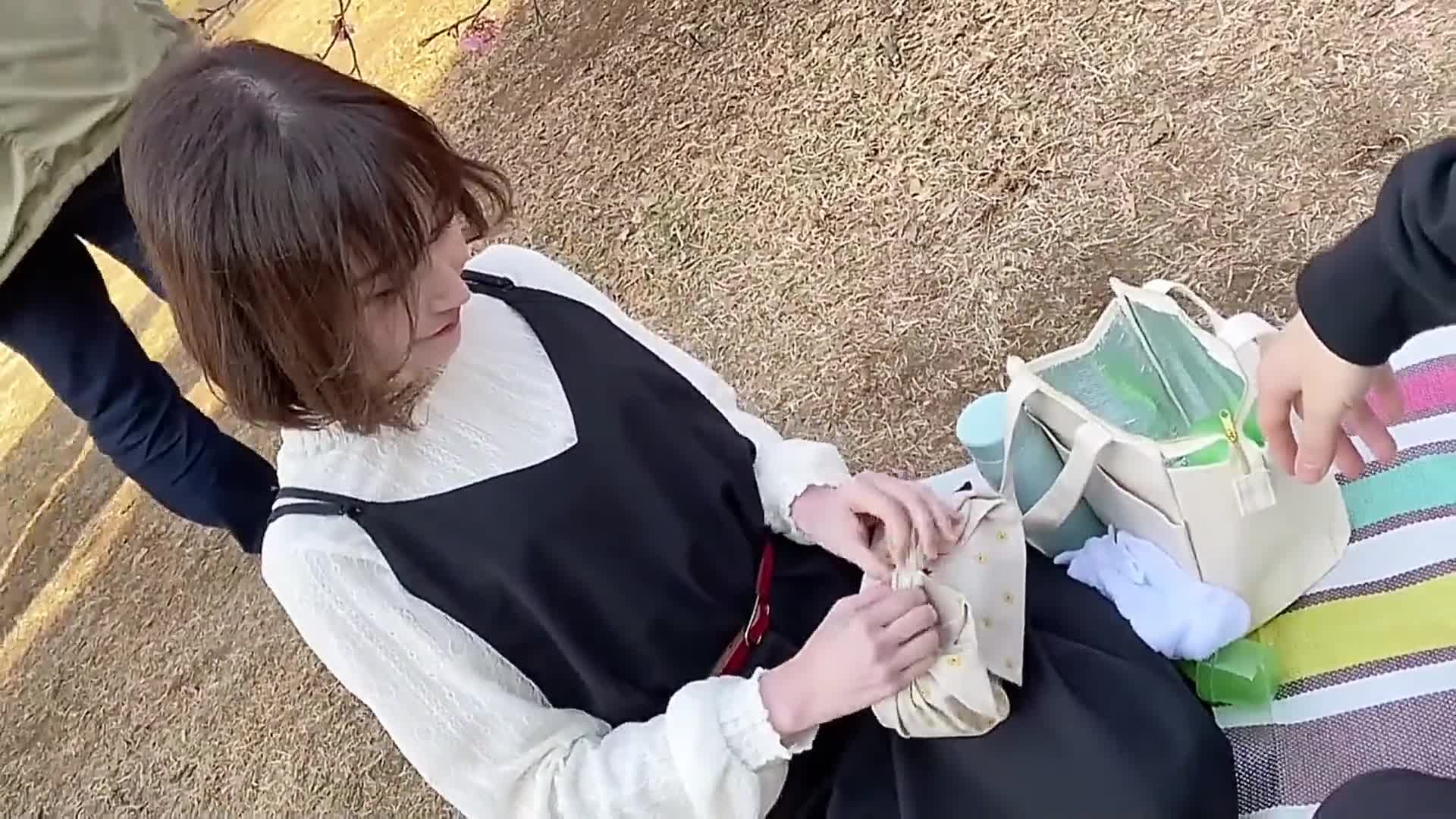 yy8ycom 百里挑一，难得一见的短发极品清纯女神，公园里玩了一会儿，回来下面就湿漉漉，无套内射